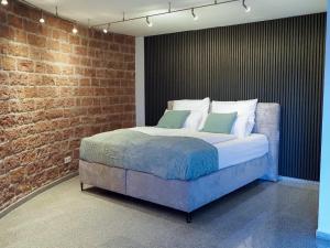 Postel nebo postele na pokoji v ubytování Ein Traum im Turm, historischer Wasserturm Worms