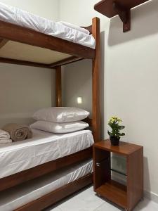 En eller flere senge i et værelse på Melhores Flats - Linda casa pertinho do mar + 43 billeder