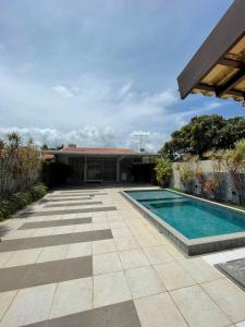 Swimmingpoolen hos eller tæt på Melhores Flats - Linda casa pertinho do mar