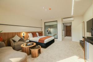 una camera d'albergo con un letto e un divano di Royal Regency Eg Hotel a Il Cairo