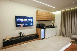 una camera d'albergo con cucina e tv a parete di Royal Regency Eg Hotel a Il Cairo