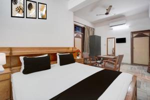 菩提伽耶Hotel O Buddha Statue Gaya Formerly Uruvela International的一间带大床的卧室和一间客厅