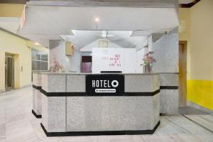 Hotel O Buddha Statue Gaya Formerly Uruvela International في بود جايا: لوبي الفندق مع كونتر استقبال في مبنى