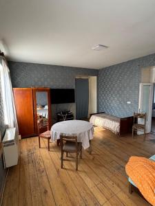 Televiisor ja/või meelelahutuskeskus majutusasutuses -L0RIA-Guest House +47 fotot