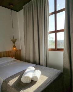Un dormitorio con una cama con dos toallas blancas encima. en Portal do Kite, en Barra Grande