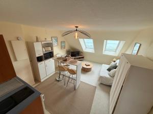 een keuken en een woonkamer bij L îlot d Arthur in Île-Tudy