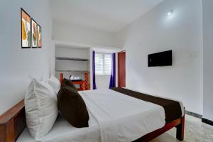 Televiisor ja/või meelelahutuskeskus majutusasutuses Hotel O Muthalipalayam Bus Stand Coimbatore Formerly Haven Stays