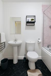 Ένα μπάνιο στο Modern 2 Bed Apartment with Free Parking