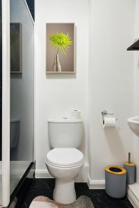 Ένα μπάνιο στο Landvue Stays Modern 2 Bed 2 Bath Apartment with free parking! +31 φωτογραφίες