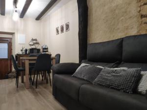 a living room with a couch and a table at Bosque animado in La Alberca +12 photos