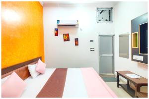 Una cama o camas en una habitación de Asharfi Bhawan Hotel Ramam Palace Near Ram janam Bhoomi - Fully Air conditioning Comfortable Room - Free Wifi And Room Facilities - Affordable Hotels at Prime Location