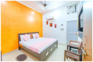 Una cama o camas en una habitación de Asharfi Bhawan Hotel Ramam Palace Near Ram janam Bhoomi - Fully Air conditioning Comfortable Room - Free Wifi And Room Facilities - Affordable Hotels at Prime Location