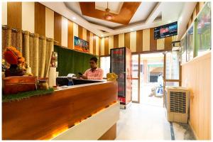 Una televisión o centro de entretenimiento en Asharfi Bhawan Hotel Ramam Palace Near Ram janam Bhoomi - Fully Air conditioning Comfortable Room - Free Wifi And Room Facilities - Affordable Hotels at Prime Location