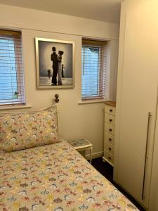 Una cama o camas en una habitación de Modern 2 Bedroom Ground Floor Apartment with Parking Ripon City Centre