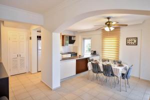 a kitchen and dining room with a table and chairs at Villa Rosetta in Cedit