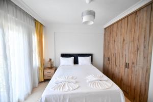 a bedroom with a white bed with two pillows on it at Villa Rosetta in Cedit