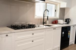 Η κουζίνα ή μικρή κουζίνα στο Modern 3BDR Family Home in Werribee +20 φωτογραφίες