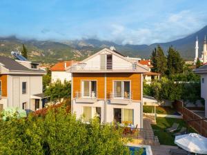 Nespecifikovaný výhled na hory nebo výhled na hory při pohledu z vily