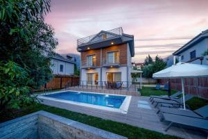 Bazén v ubytování Villa Riva nebo v jeho okolí