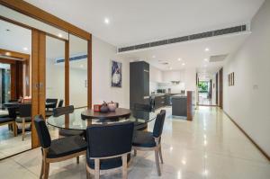 Гостиная зона в Stylish 2BR Resort Condo with Seaview Surin