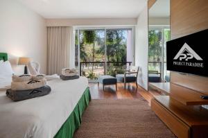 Кровать или кровати в номере Stylish 2BR Resort Condo with Seaview Surin +41 фотография