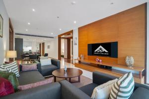 Гостиная зона в Stylish 2BR Resort Condo with Seaview Surin