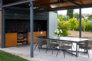 Κήπος έξω από το Masia Cal Sisplau, con piscina y rodeada de viñedos a 10 minutos de Vilafranca del Penedés, Barcelona ,Cataluña