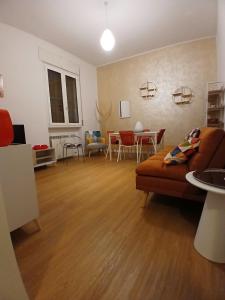 ein Wohnzimmer mit Sofa und Tisch in der Unterkunft Milano Apartment - CarliHaus in Mailand
