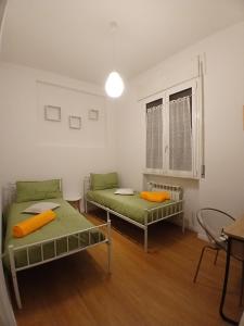 ein Zimmer mit zwei Betten und einem Fenster in der Unterkunft Milano Apartment - CarliHaus in Mailand + 10 Fotos