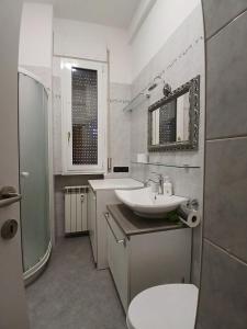 ein weißes Badezimmer mit Waschbecken und Toilette in der Unterkunft Milano Apartment - CarliHaus in Mailand