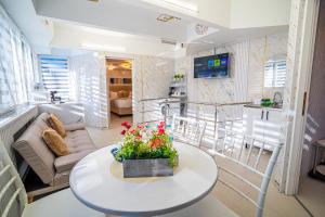 Iancu Jianu Premium Stay Apartment في بوخارست: غرفة معيشة بها طاولة وأريكة