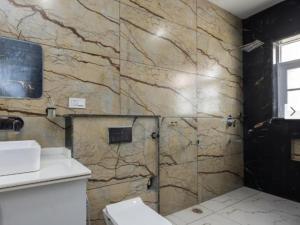 KandogalThe Chirping Sal Villa, by ShivStuti HomeStays的一间带水槽和石墙的浴室 更多23张照片