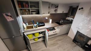 una cocina con fregadero y refrigerador en Chata so záhradou, en Lutila 7 fotos más