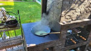 Una sartén se está cocinando en un horno de ladrillos en Chata so záhradou, en Lutila