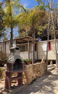 un horno de piedra frente a una casa en Camping Helios Triscina, en Triscina 11 fotos más