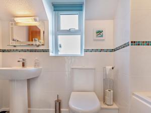 Koupelna v ubytování 3 bed in Fishguard 37270 + 22 fotografií