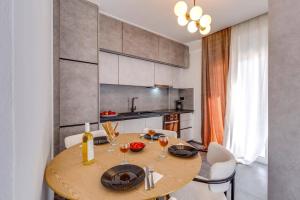 Kuchyň nebo kuchyňský kout v ubytování Villa Suntouch by Villa Plus