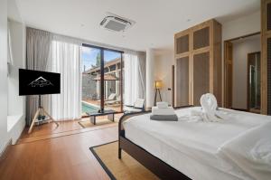 Μια τηλεόραση ή/και κέντρο ψυχαγωγίας στο Stylish 3BR Private Pool Villa • Bang Tao Phuket