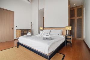 Ένα ή περισσότερα κρεβάτια σε δωμάτιο στο Stylish 3BR Private Pool Villa • Bang Tao Phuket +51 φωτογραφίες