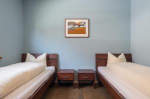 フリムスにあるEdelweiss Lanezziのベッド2台が隣同士に設置された部屋です。
