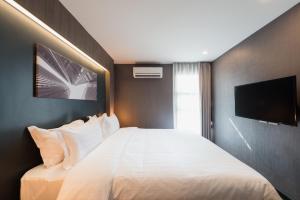 Uma TV ou centro de entretenimento em Fyn Hotel