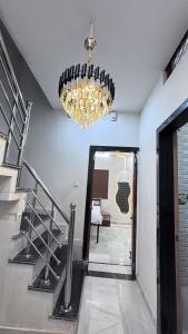 una lámpara de araña colgando del techo de una habitación en Shree Villa, en Jaisalmer