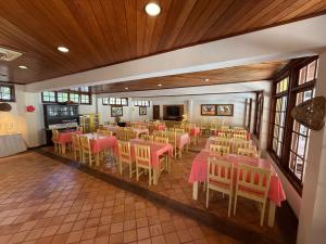 a dining room with pink tables and chairs at Hotel Mar de Cabo Frio in Cabo Frio