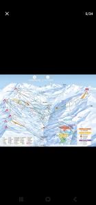 een televisiescherm met een kaart van een berg bij Chalet Azureva Le Bettaix in Levassaix