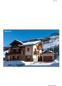 ein Haus mit Schnee drauf in der Unterkunft Chalet Azureva Le Bettaix in Levassaix