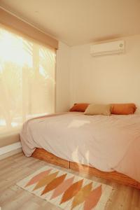 Giường trong phòng chung tại 50m to Surf Saladita Casita with Luuna Mattress Pool Ice Bath