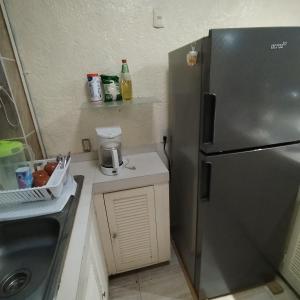 Η κουζίνα ή μικρή κουζίνα στο Departamento en Condominio Rocasol