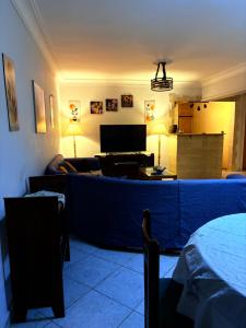 sala de estar con sofá y sala de estar con sofá en Villa Sela Gem, en El Cairo