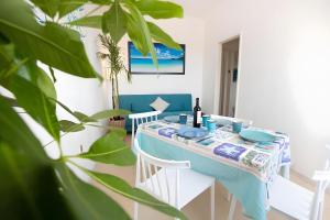 tavolo da pranzo con una tovaglia blu di 5 Terre - Lerici - La Caletta a Lerici