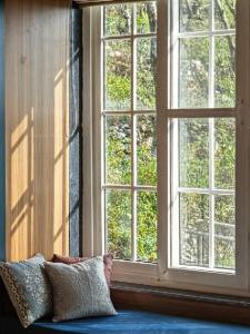 KandogalThe Chirping Sal Villa, by ShivStuti HomeStays的前面有一个蓝色沙发的窗户